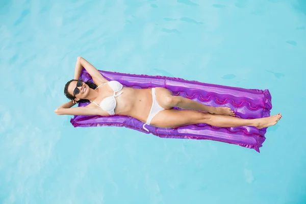 Mulher que relaxa na jangada inflável — Fotografia de Stock