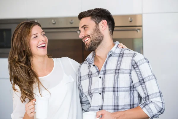 Jeune couple à la maison — Photo