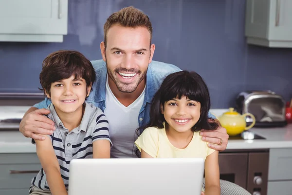 Lächelnder Vater mit Kindern — Stockfoto