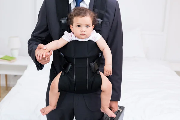 Baba taşıma bebek ve evrak çantası — Stok fotoğraf