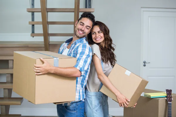 Paar mit Boxen zu Hause — Stockfoto