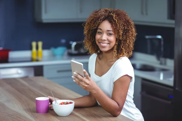 Mulher usando smartphone com alimentos — Fotografia de Stock