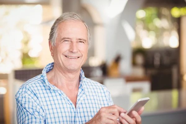 Портрет счастливого пожилого человека с помощью мобильного телефона — стоковое фото