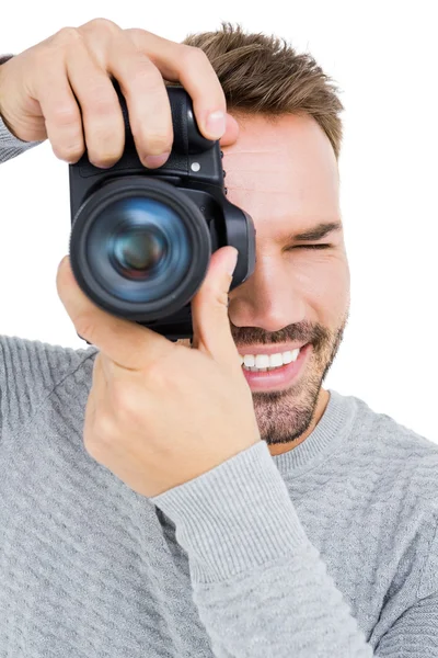 Homem fotografando com câmera — Fotografia de Stock