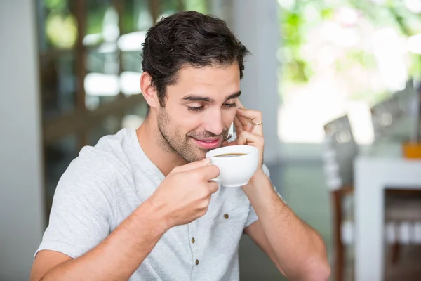 Hombre tomando café y hablando por teléfono —  Fotos de Stock