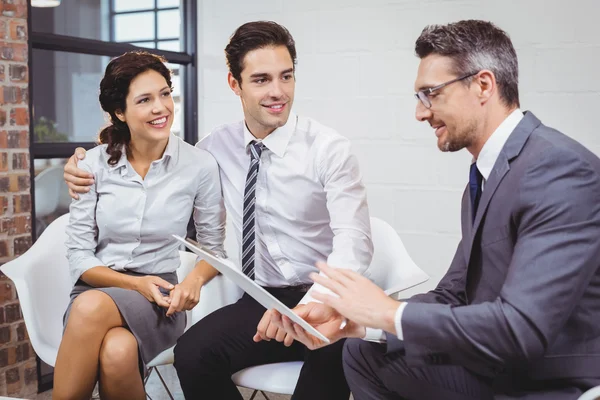 Zakenman in gesprek met klant — Stockfoto