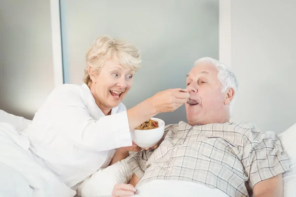 Casal de idosos tomando café da manhã — Fotografia de Stock