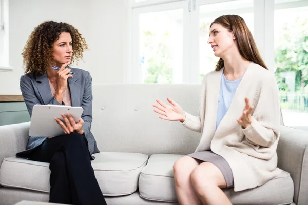 Donna che spiega i problemi allo psicologo — Foto Stock