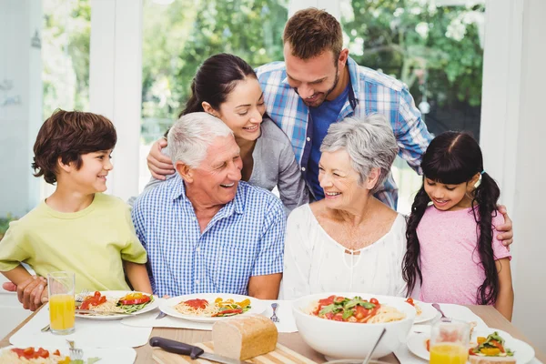 Familie bespreken eettafel — Stockfoto