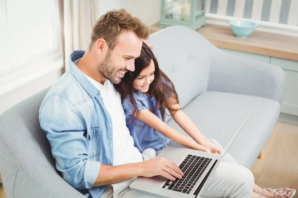 Padre e hija usando laptop —  Fotos de Stock