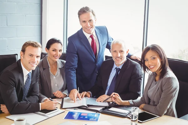 Empresarios en sala de conferencias — Foto de Stock