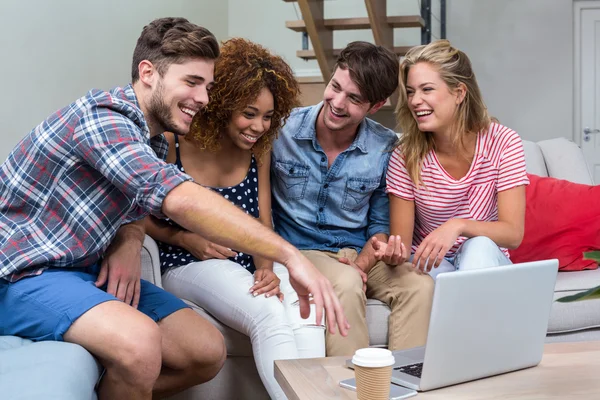 Freunde schauen in Laptop — Stockfoto