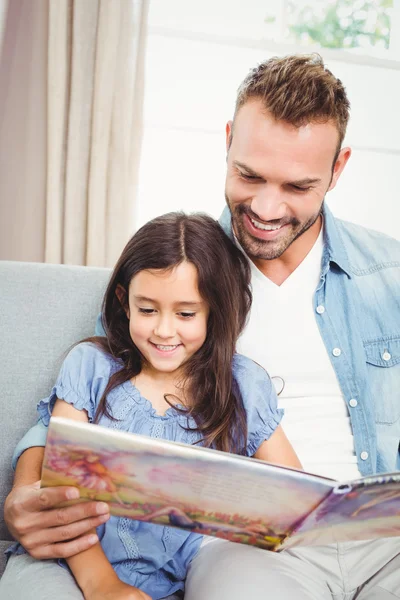 Father with daughter reading book — Stock Photo, Image