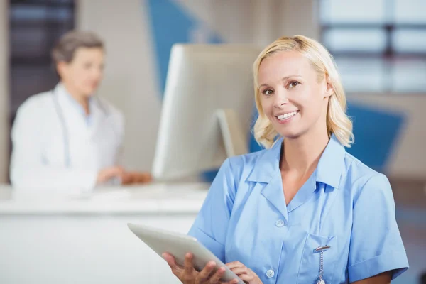 Medico femminile con tablet digitale — Foto Stock