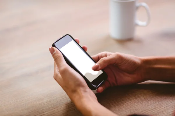 Handen met behulp van mobiele telefoon — Stockfoto