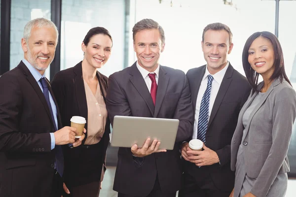 Biznesmeni stojący wraz z laptopa — Zdjęcie stockowe