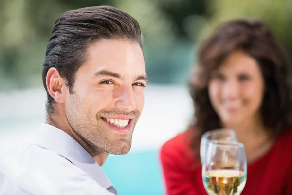 Man roosteren witte wijn — Stockfoto