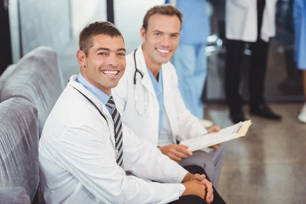 Médicos felizes com área de transferência — Fotografia de Stock