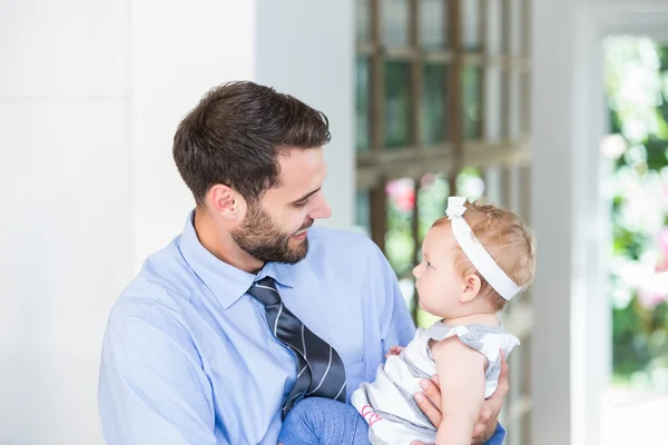 Uomo d'affari che porta figlia — Foto Stock