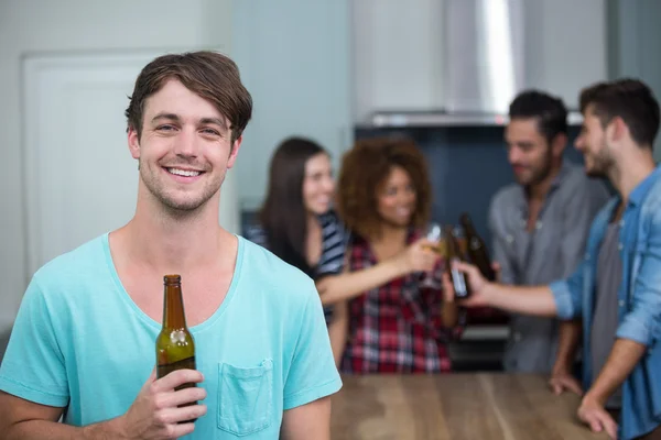 Uomo in possesso di bottiglia di birra — Foto Stock