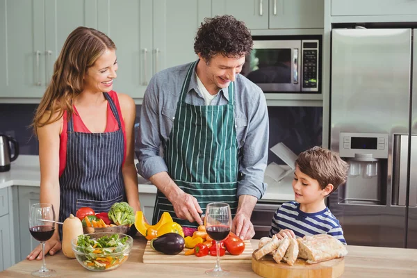 Padres con hijo en la cocina —  Fotos de Stock