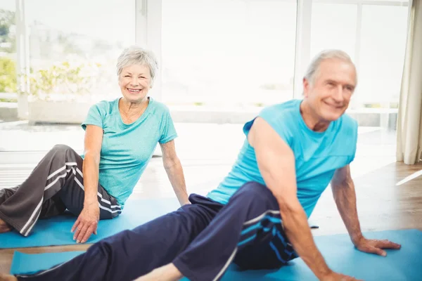 Ledande par som gör yoga — Stockfoto