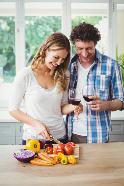 Pareja sosteniendo gafas de vino en la cocina — Foto de Stock