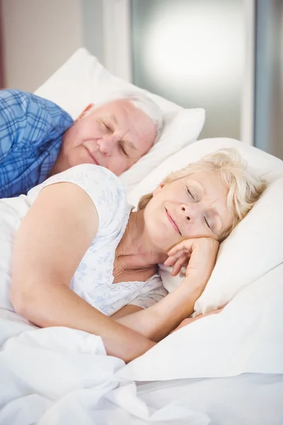 Sorridente donna anziana dormire — Foto Stock