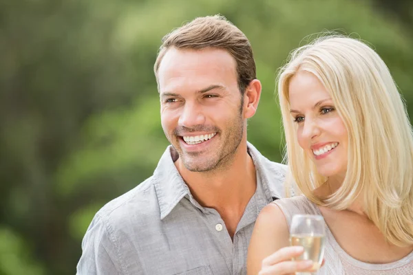 Sonriente pareja mirando hacia otro lado — Foto de Stock