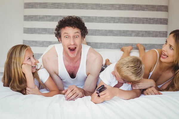 Família relaxante na cama — Fotografia de Stock