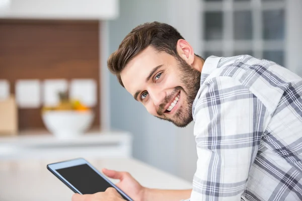 Homem feliz usando tablet digital — Fotografia de Stock