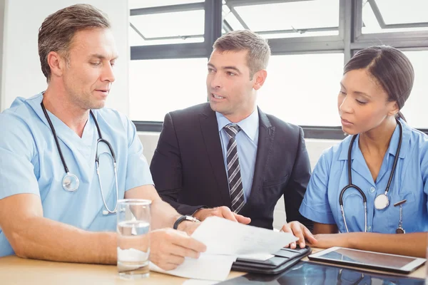 Équipe médicale interagissant dans la salle de conférence — Photo