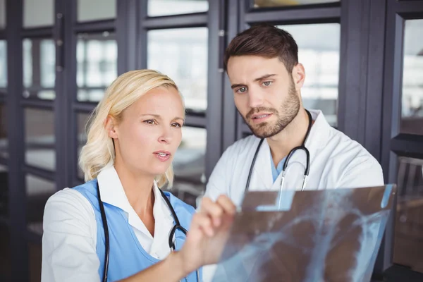 Doctors examining X-ray — Stock Photo, Image