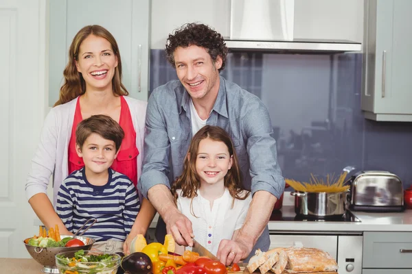 Mutfakta mutlu bir aile — Stok fotoğraf