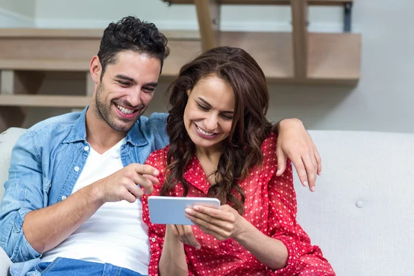 Casal usando smartphone — Fotografia de Stock