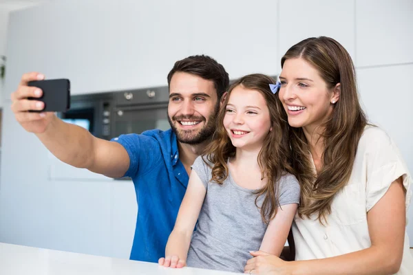 Aile selfie tıklayarak — Stok fotoğraf