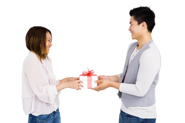 Man geeft cadeau aan vrouw — Stockfoto