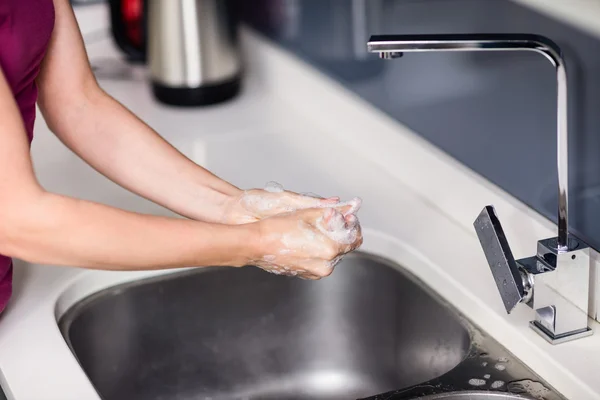 Mujer lavándose las manos en el lavabo — Foto de Stock