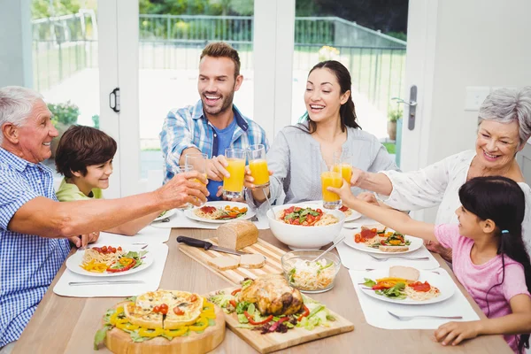 Mehrgenerationenfamilie prostet Saft zu — Stockfoto