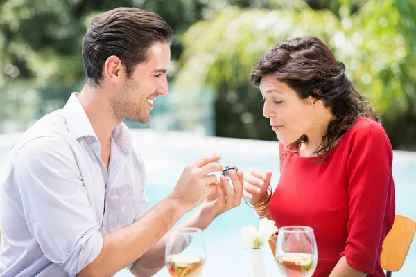 Mann schenkt Verlobungsring — Stockfoto