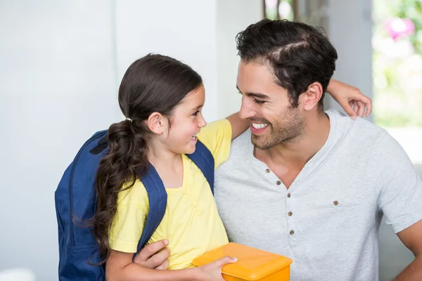 Vader en dochter met Lunchbox — Stockfoto