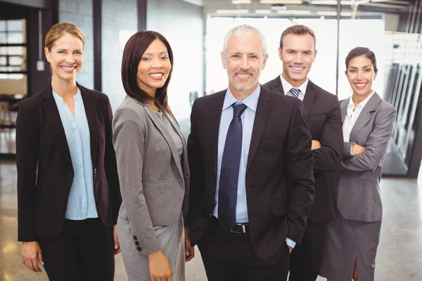 Retrato de empresários sorrindo — Fotografia de Stock