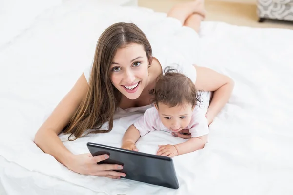 Мать держит настольный компьютер с ребенком дома — стоковое фото