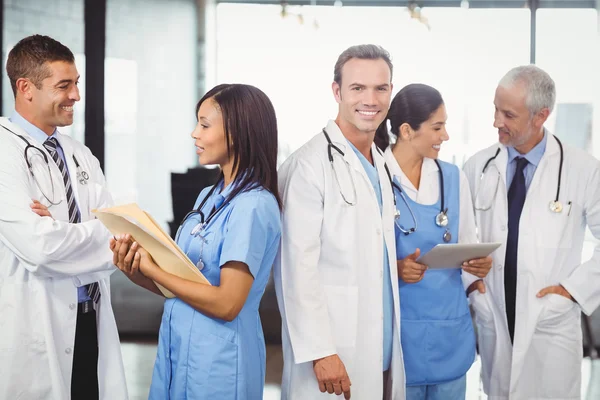 Equipe médica interagindo uns com os outros — Fotografia de Stock