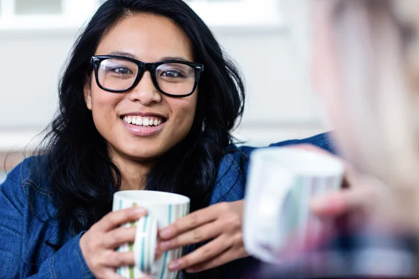 Femme prenant un café avec un ami — Photo