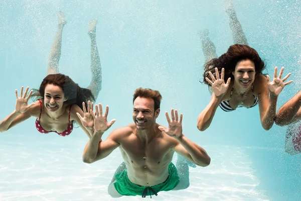 Freunde schwimmen unter Wasser — Stockfoto