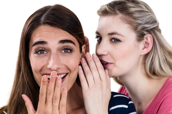 Vrouw in vriend oor fluisteren — Stockfoto