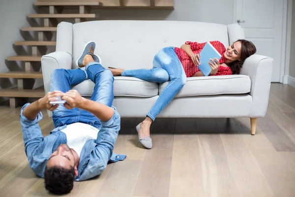 Pareja utilizando la tecnología — Foto de Stock