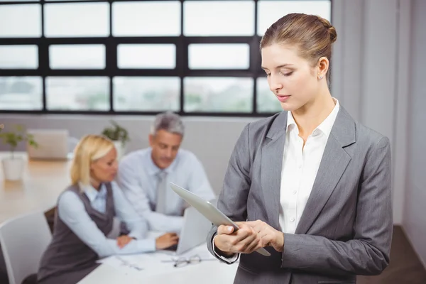 Mulher de negócios usando tablet digital — Fotografia de Stock