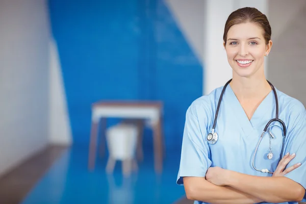 Doctor con los brazos cruzados — Foto de Stock